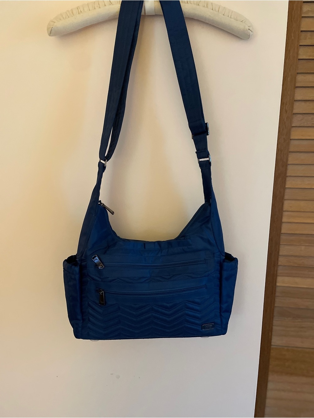 Lug Camper Handbag. - Picture 2 of 8